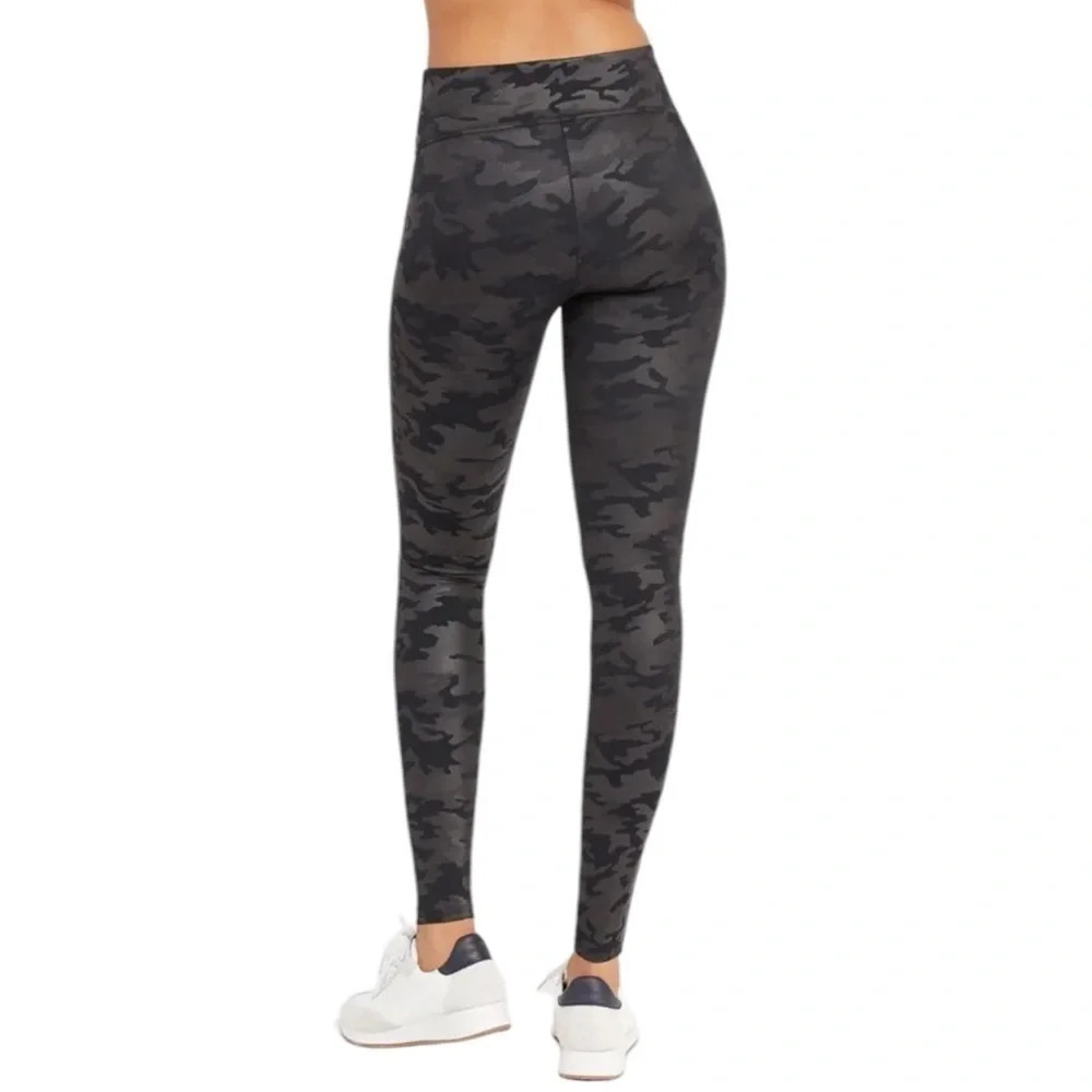 SPANX Womens Faux Leather Camo Leggings Size S Petite Elastic Waist Shaping - Picture 2 of 10